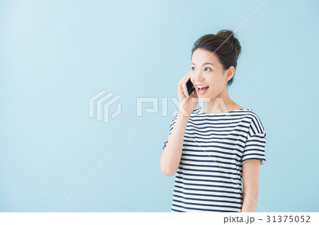 スマートフォンを持つ女性 スマートフォンを持つ女性 31375052