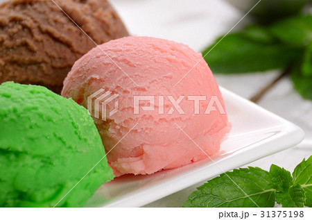 Three ice cream scoop Three ice cream scoop 31375198