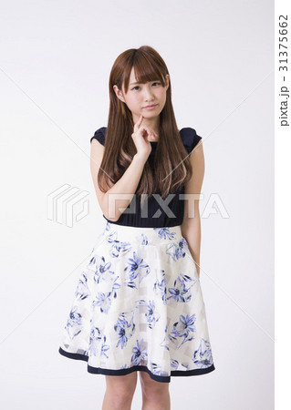 女の子 悩み中 31375662