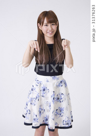 女の子 両手指差し 31376263