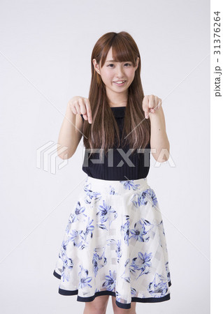 女の子 両手指差し 31376264