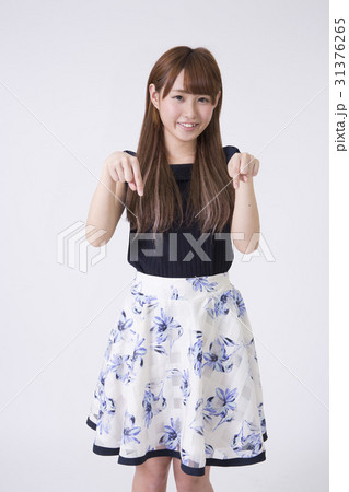 女の子 両手指差し 31376265