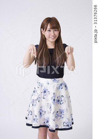 女の子 両手指差し 31376266