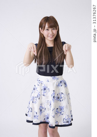 女の子 両手指差し 31376267