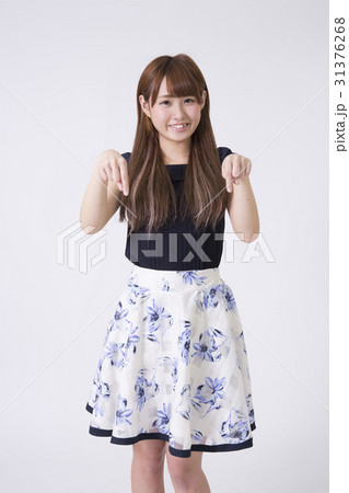 女の子 両手指差し 31376268