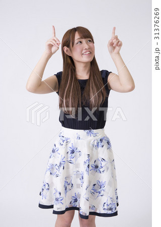 女の子 両手指差し 31376269