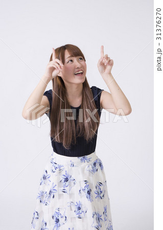 女の子 両手指差し 31376270