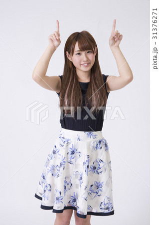 女の子 両手指差し 31376271