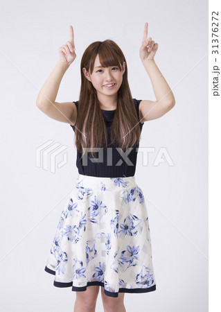 女の子 両手指差し 31376272