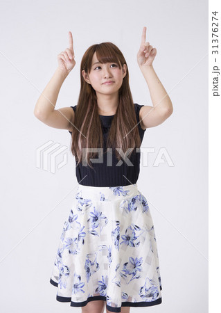 女の子 両手指差し 31376274