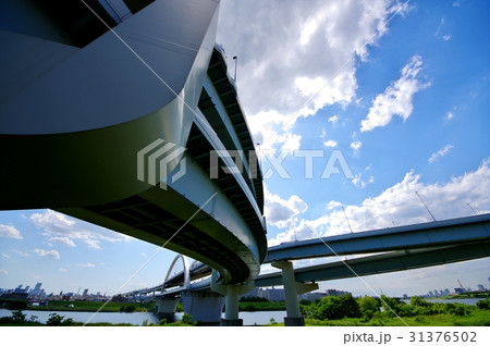首都高速中央環状線 江北JCTと五色桜大橋　荒川左岸分岐点から 2017年6月　超広角 b 31376502