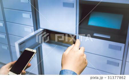 宅配ロッカーのイメージ［背景美術セットを利用・架空の施設空間です］ 31377862