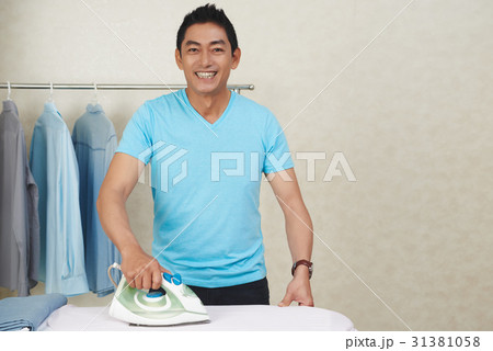 Ironing clothes 31381058
