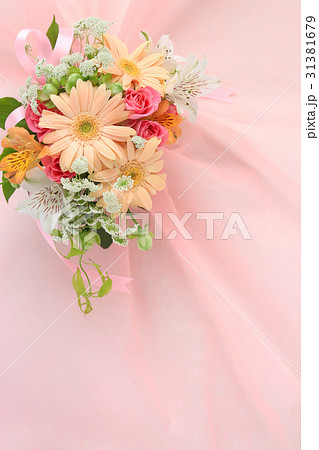 ガーベラのフラワーアレンジ 31381679