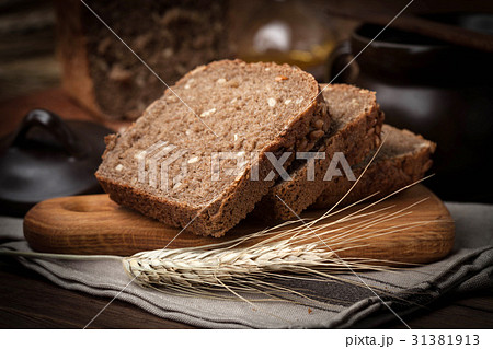 Wholemeal bread with sunflower seeds. Wholemeal bread with sunflower seeds. 31381913