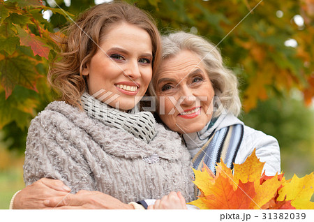 Senior woman with daughter resting  31382039