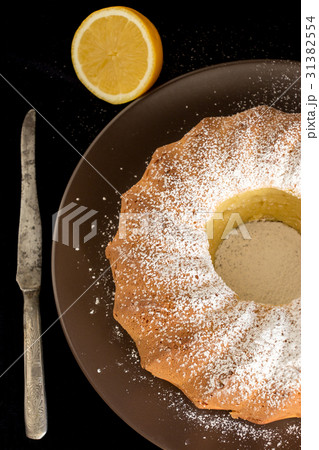 Homemade vanilla bundt cake and vintage knife Homemade vanilla bundt cake and vintage knife 31382554