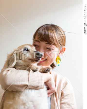シニアの愛犬を抱く女性 シニアの愛犬を抱く女性 31384970