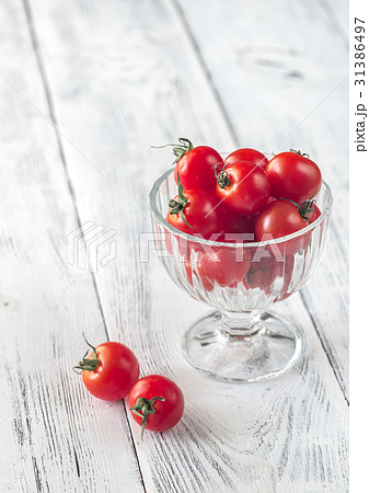 Glass bowl of cherry tomatoes Glass bowl of cherry tomatoes 31386497