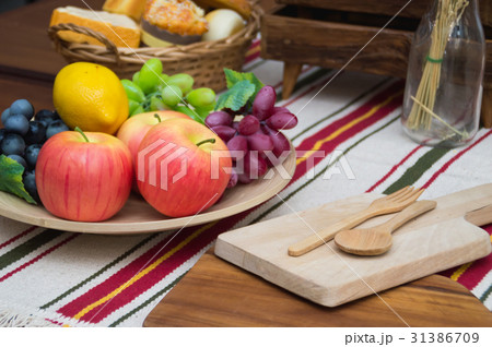 .The foods was placed on the table 31386709