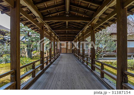 美しい寺院の回廊と庭園の写真素材 [31387154] - PIXTA