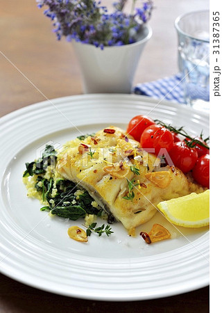 鱈(タラ)のロースト、レモンとガーリックのバター風味 ブルガー小麦とほうれん草のソテー添え 鱈(タラ)のロースト、レモンとガーリックのバター風味 ブルガー小麦とほうれん草のソテー添え 31387365