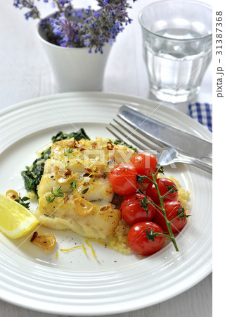 鱈(タラ)のロースト、レモンとガーリックのバター風味　ブルガー小麦とほうれん草のソテー添え 31387368