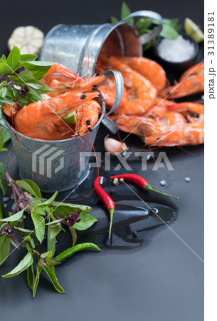 Perfect cooked prawns shrimps with herbs, spices 31389181