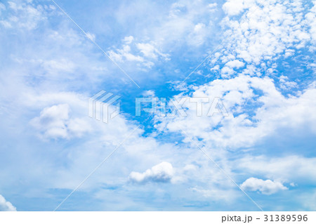 曇り空　空の写真素材　空と雲　青い空と白い雲　コピースペース　テキストスペース　普通の雲 31389596