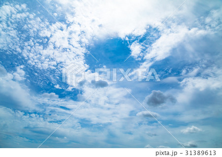 曇り空 空の写真素材 空と雲 青い空と白い雲 コピースペース テキストスペース 普通の雲 曇り空 空の写真素材 空と雲 青い空と白い雲 コピースペース テキストスペース 普通の雲 31389613