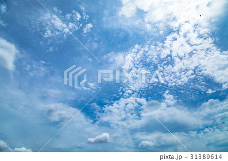曇り空　空の写真素材　空と雲　青い空と白い雲　コピースペース　テキストスペース　普通の雲 31389614