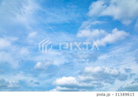 曇り空　空の写真素材　空と雲　青い空と白い雲　コピースペース　テキストスペース　普通の雲 31389615