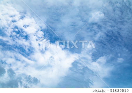 曇り空 空の写真素材 空と雲 青い空と白い雲 コピースペース テキストスペース 普通の雲 曇り空 空の写真素材 空と雲 青い空と白い雲 コピースペース テキストスペース 普通の雲 31389619
