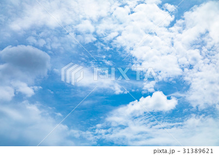 曇り空 空の写真素材 空と雲 青い空と白い雲 コピースペース テキストスペース 普通の雲の写真素材