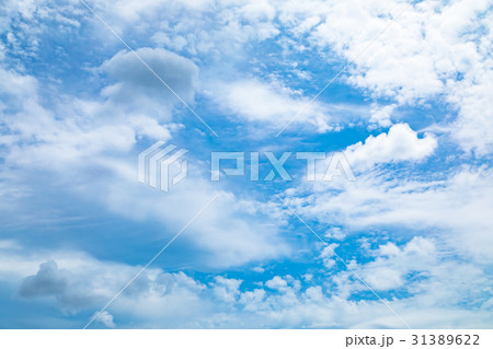 曇り空　空の写真素材　空と雲　青い空と白い雲　コピースペース　テキストスペース　普通の雲 31389622