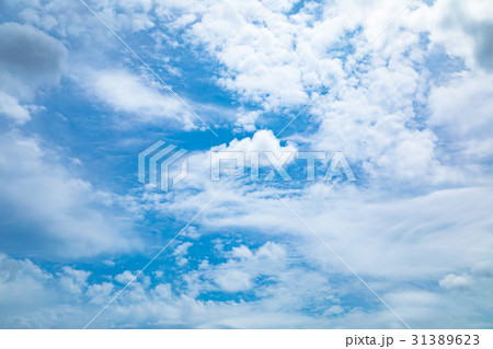曇り空　空の写真素材　空と雲　青い空と白い雲　コピースペース　テキストスペース　普通の雲 31389623