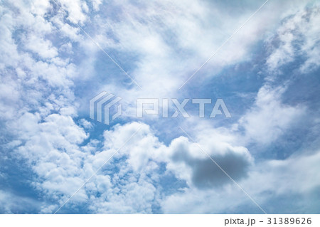 曇り空　空の写真素材　空と雲　青い空と白い雲　コピースペース　テキストスペース　普通の雲 31389626