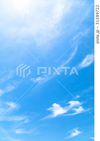 爽やか初夏の空　コピースペース　文字スペース　背景用素材 31389722