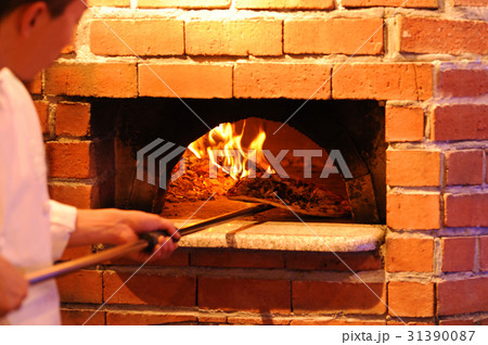ピザ釜でピザを焼く 31390087