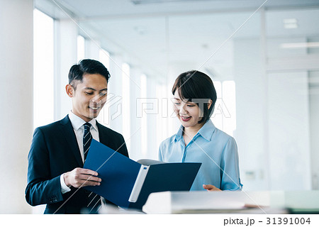 男女 オフィスシーン 男女 オフィスシーン 31391004