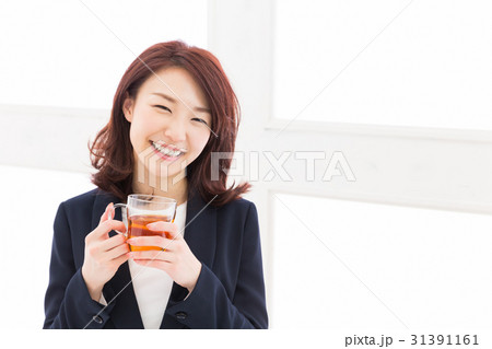 お茶を飲む女性　ビジネス 31391161