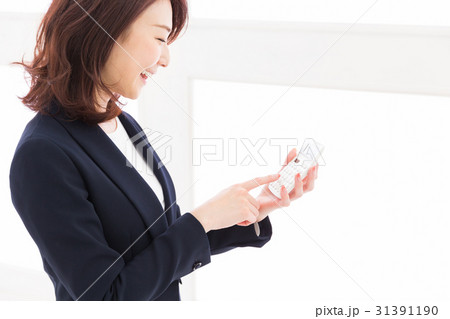 電卓を持つ女性　ビジネス 31391190