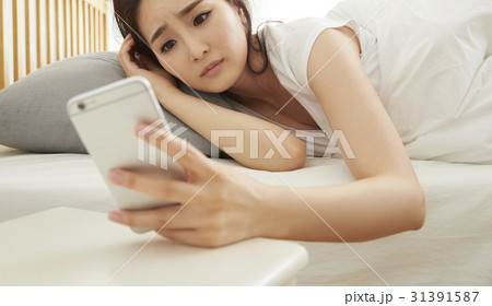 スマートフォン スマホ 女性 31391587
