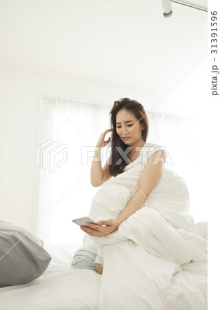 スマートフォン スマホ 女性 31391596