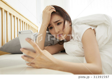 スマートフォン スマホ 女性 31391597