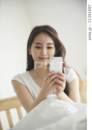 スマートフォン スマホ 女性 31391887