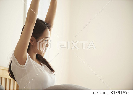 伸びる 伸び 女性 31391955