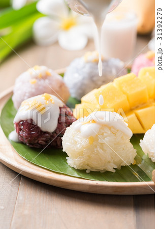 coconut milk on sticky rice with ripe mango coconut milk on sticky rice with ripe mango 31392279