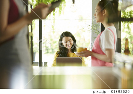 A beautiful woman is using a laptop in a coffee shop. 31392626