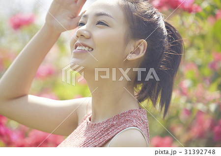 The girl looks up at the sunbeams in the sky 31392748